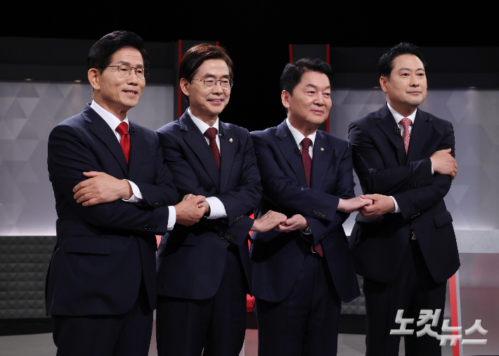 국민의힘 김문수(왼쪽부터), 조경태, 안철수, 장동혁 당대표 후보가 17일 오후 서울 여의도 KBS에서 진행된 '당대표 후보자 TV토론회' 에 참석해 포즈를 취하고 있다. 황진환 기자