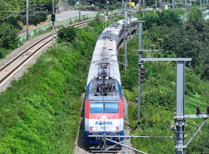 21일 경북 청도군 화양읍 삼신리 청도소싸움 경기장 인근 경부선 철로로 무궁화호 열차가 지나가고 있다. 연합뉴스
