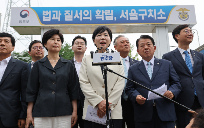 3대 특검 종합대응특위 서울구치소 앞 브리핑     (의왕=연합뉴스) 박동주 기자 = 더불어민주당 3대 특검 종합대응특별위원회의 의원들이 11일 윤석열 전 대통령이 수감된 서울구치소를 방문해 취재진 앞에서 브리핑하고 있다. 2025.8.11     pdj6635@yna.co.kr (끝)   <저작권자(c) 연합뉴스, 무단 전재-재배포, AI 학습 및 활용 금지> 연합뉴스