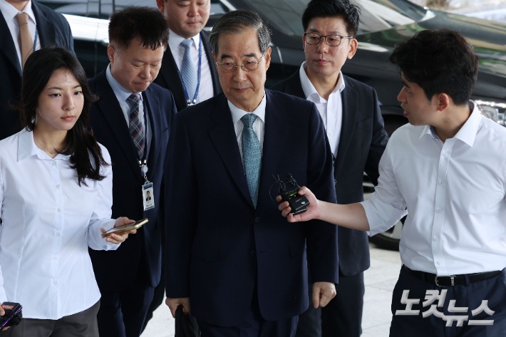 12·3 비상계엄 사태에 가담·방조한 혐의를 받는 한덕수 전 국무총리가 19일 오전 서울 서초구 서울고등검찰청에 마련된 조은석 내란특별검사팀에 피의자 신분으로 출석하고 있다. 류영주 기자