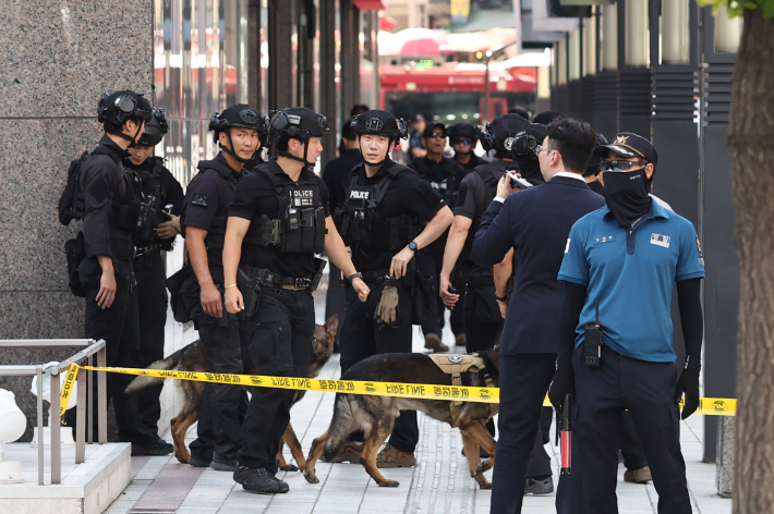 명동 신세계백화점 수색 마친 경찰특공대. 연합뉴스