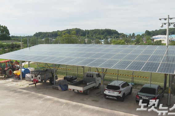 마을 주차장과 창고 부지를 활용해 태양광 발전 설비를 설치한 모습. 주차 공간을 보호하는 그늘을 제공하고, 농기계 등 장비 보관에도 유용하게 활용되고 있다. 