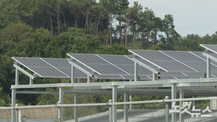 감리교와 기장총회 등은 교단 차원에서 각 지역 교회에 태양광 발전소 보급 노력을 기울이고 있지만 비용‧송전선 용량 문제 등으로 규모를 확대하는 데 어려움을 겪고 있다 또, 기독환경운동가들은 교회의 노력이 여전히 미비하고, 태양광 발전에 대한 잘못된 정보가 만연하는 등 인식 또한 일반사회보다 크게 뒤처져 있다고 지적한다.