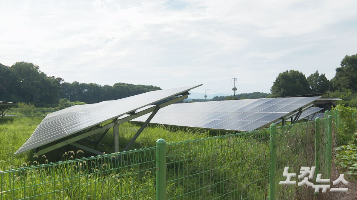 구양리에 설치된 태양광 발전 설비. 햇빛배당전국네트워크 최재관 상임대표는 "도시교회가 펀드 형태로 농촌교회의 태양광 발전소 설치를 재정 지원하고, 함께 이익을 나누는 방식은 농촌 교회의 자립과 농촌 경제 활성화, 더 나아가 도시-농촌 상생을 위한 중요한 모델이 될 수 있을 것"이라고 제안했다.