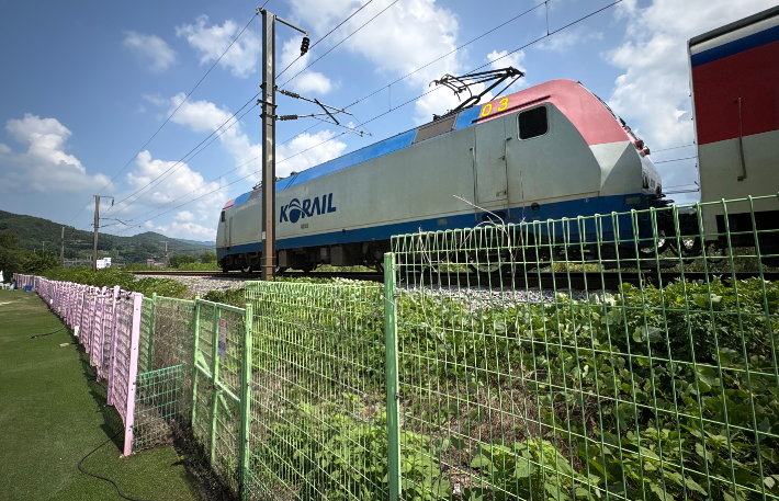 7명의 사상자를 낸 경북 청도군 열차 사고 현장 인근에 설치돼 있는 코레일의 선로 출입문. 연합뉴스