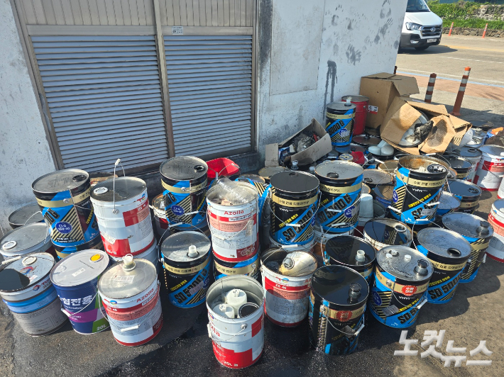 제주시 한림항 폐유보관시설 외부에 방치에 윤활유통과 잡다한 쓰레기들. 이창준 기자