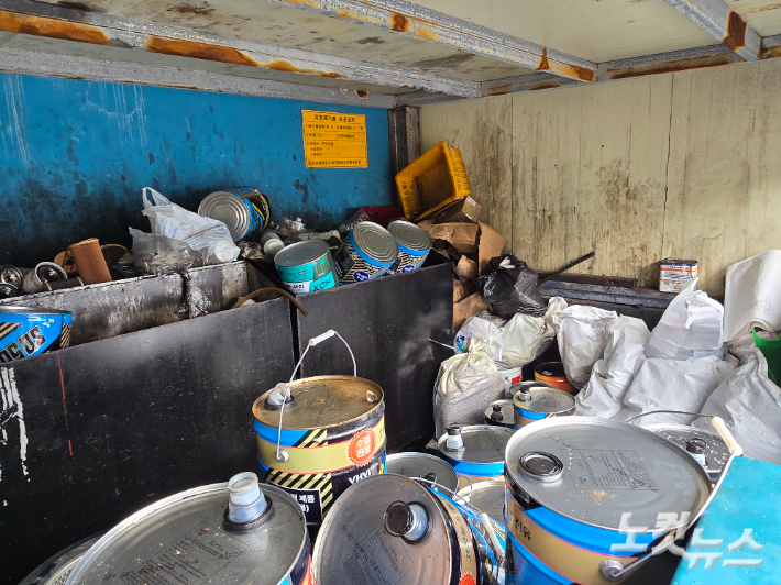 제주시수협 폐유보관시설 내부에 윤활유통이 난잡하게 쌓여 있는 모습. 이창준 기자