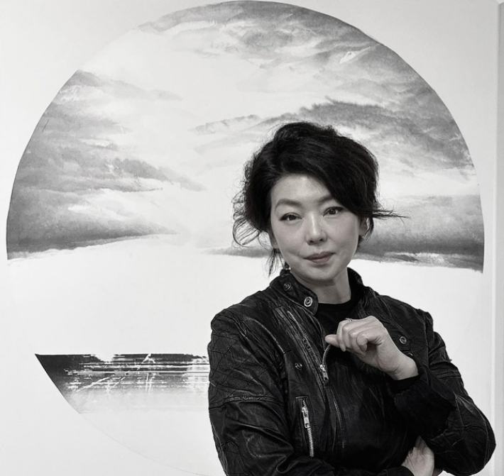 2025 전남 국제 수묵 비엔날레 해남땅끝 순례문학관에서 전시하는 홍푸르메(Hong Purume) 작가와 출품작. 전라남도 제공