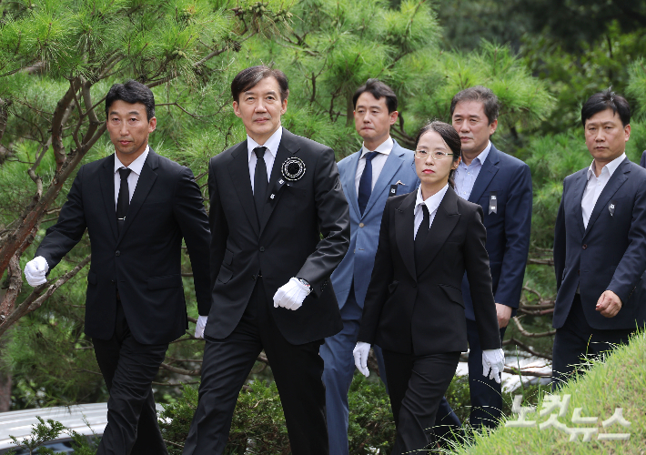 조국혁신당 조국 전 대표가 18일 서울 동작구 국립서울현충원 내 김대중 전 대통령 묘역을 참배를 위해 이동하고 있다. 윤창원 기자