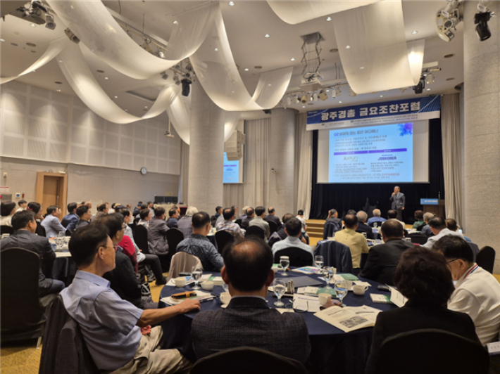 광주경영자총협회는 22일 홀리데이인 광주호텔 컨벤션홀에서 제1695회 금요조찬 포럼을 열고, 잡코리아 창업주 김승남 회장을 초청해 '보이지 않는 힘이 있다'를 주제로 특강을 개최했다. 광주경총 제공