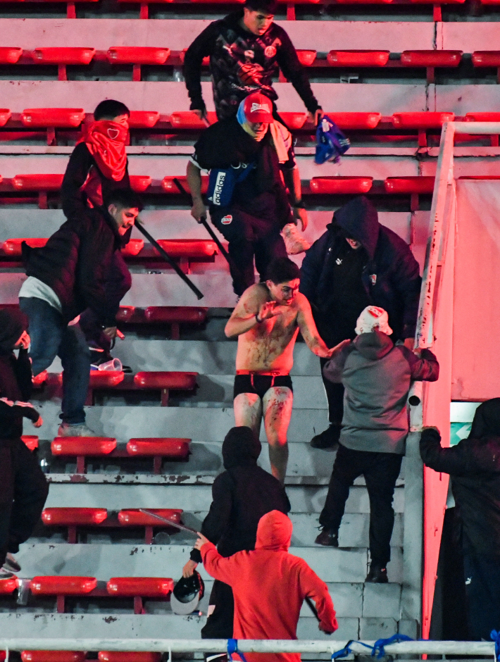 '전쟁터 된 축구장' 남미 관중 집단 난투극… 대통령·FIFA 회장까지 성명