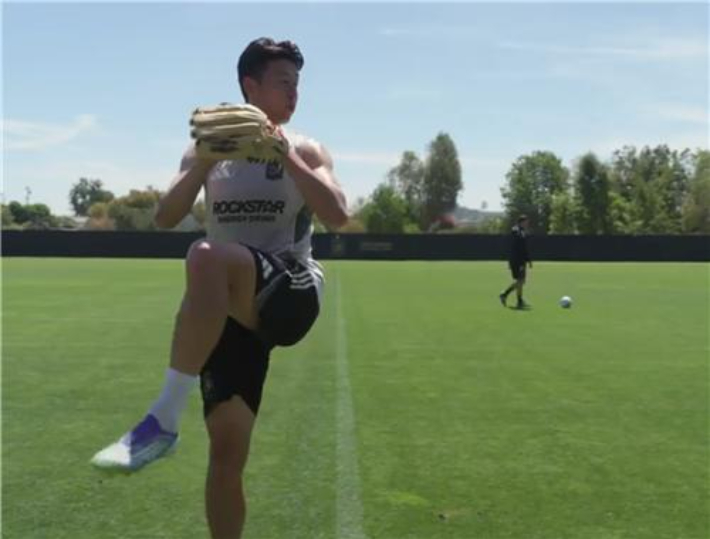 시구 연습하는 손흥민. LAFC 홈페이지 영상 캡처