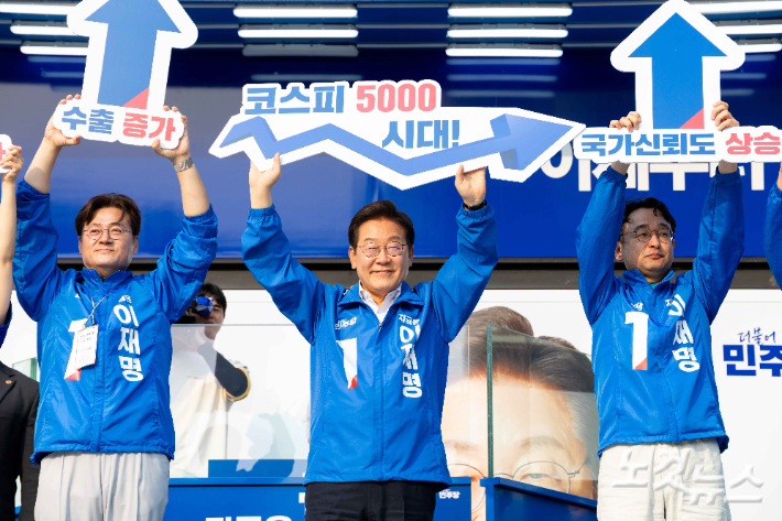 이재명 대통령이 더불어민주당 대선 후보 시절 서울 서초구 서울고속버스터미널 광장에서 열린 유세에서 '코스피 5000 시대' 피켓을 든 모습. 박종민 기자