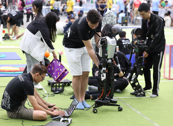 11일 대구 북구 엑스코에서 개막한 '세계로봇스포츠연맹(FIRA) 로보월드컵 앤 써밋 2025'에서 참가자들이 로봇 테스트를 하고 있다. 연합뉴스