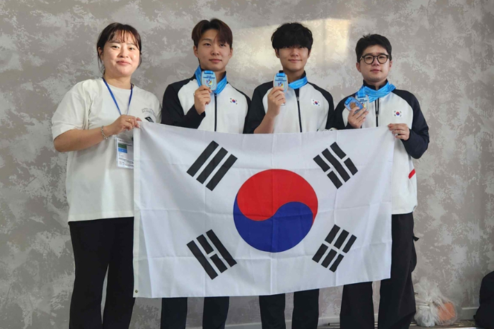 공기소총 남자 일반부 단체전에서 동메달을 차지한 서선화 코치, 이준환(인천대), 서준원(한국체대), 박하준(KT). 대한사격연맹 