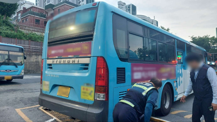 21일 오후 6시 25분쯤 부산 북구 금공동의 한 교차로에서 오토바이와 시내버스가 충돌했다. 부산경찰청 제공