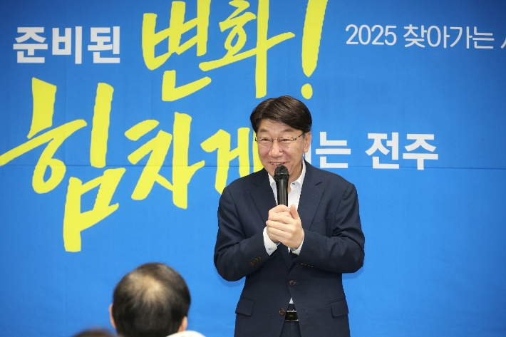 우범기 전주시장이 22일 완판본문화관에서 열린 '2025 찾아가는 시민과의 대화'에서 풍남동 주민을 대상으로 시정 방향을 설명하고 있다. 전주시 제공