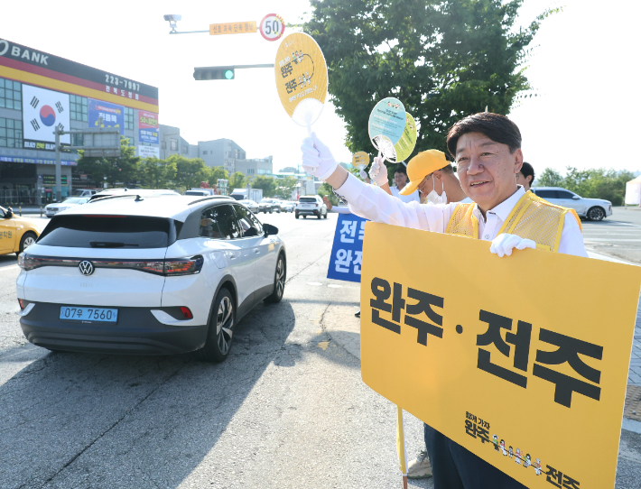 우범기 전주시장이 22일 아침 서전주아울렛 인근에서 출근길 시민들을 상대로 완주·전주 통합 필요성을 알리고 있다. 전주시 제공