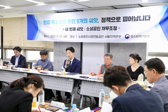 노용석 중소벤처기업부 차관이 22일 서울 마포구 드림스퀘어에서 열린 '소상공인 회복 및 안전망 강화 제4차 간담회'에서 인사말을 하고 있다. 중기부 제공