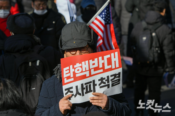 [단독]한남동·남태령 집회 사찰 尹 행정관들…특수공무집행 방해죄 가능성[이정주의 질문하는기자]