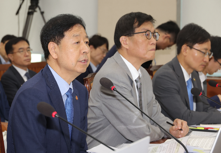 구윤철 경제부총리 겸 기획재정부 장관이 19일 국회에서 열린 기획재정위원회 전체회의에서 의원 질의에 답변하고 있다. 연합뉴스
