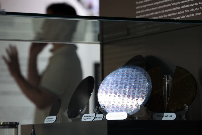 7일 경기도 국립과천과학관 미래상상SF관에 반도체 웨이퍼가 전시돼 있다. 연합뉴스