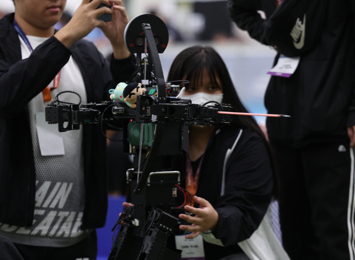 11일 대구 북구 엑스코에서 개막한 '세계로봇스포츠연맹(FIRA) 로보월드컵 앤 써밋 2025'에서 참가자들이 로봇 테스트를 하고 있다. 연합뉴스