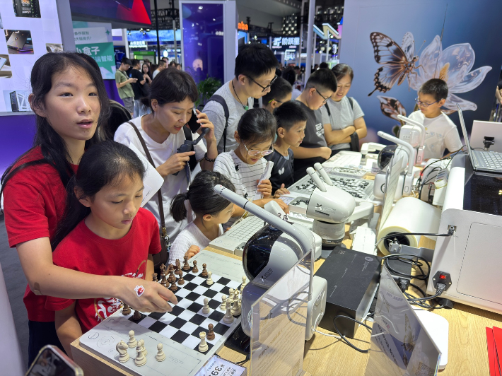 지난달 27일 중국 상하이에서 열린 '2025 세계인공지능대회(WAIC)' 전시장에서 어린이 관람객들이 인공지능(AI)을 상대로 체스와 바둑을 두고 있다. 연합뉴스