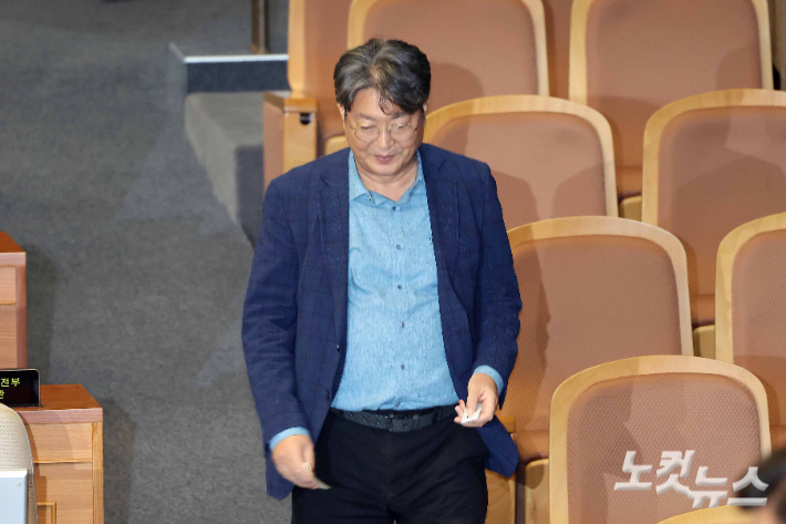 '차명거래 논란'에 휩싸인 이춘석 더불어민주당 의원이 5일 오후 서울 여의도 국회 본회의장에서 무제한토론 종결동의안의 건에 대한 투표를 하고 있다. 박종민 기자