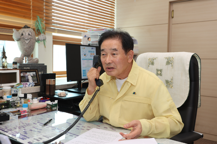 21일 집무실에서 충북CBS 시사프로그램 <시사직감>과 전화 인터뷰를 하고 있는 송기섭 진천군수. 진천군 제공