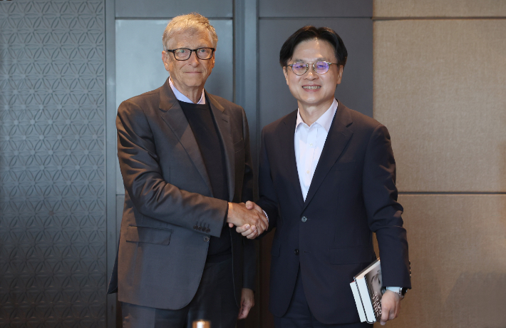 김정관 산업통상자원부 장관은 22일 서울 여의도 콘래드호텔에서 빌 게이츠(Bill Gates) TerraPower 회장과 면담을 갖고, 테라파워와 한국 기업 간 에너지 협력 방안 등을 논의했다. 산업부 제공