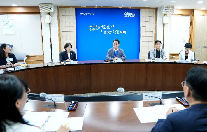 김영록 전라남도지사가 22일 도청 접견실에서 전국지역아동센터협의회 임원진과 도정간담회를 갖고 있다. 전라남도 제공