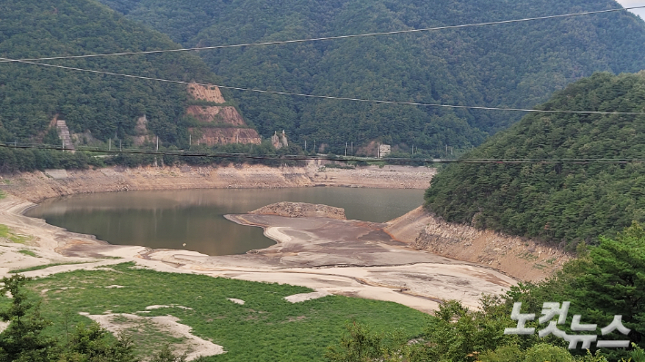 연일 역대 최저 저수율을 기록하면서 바닥을 드러내고 있는 강릉 오봉저수지. 전영래 기자