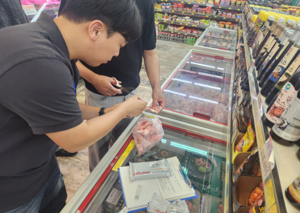 국립농산물품질관리원 단속 직원이 원산지 거짓표시 여부를 단속하고 있다. 농산물품질관리원 제공
