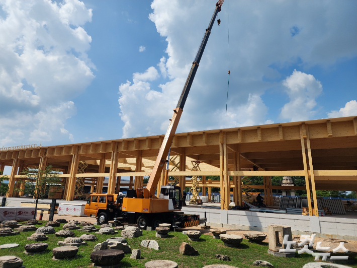 국립경주박물관에 조성하고 있는 APEC 정상회의 만찬장 공사 현장. 크레인이 목조 자재를 지붕 위로 옮기고 있다. 문석준 기자