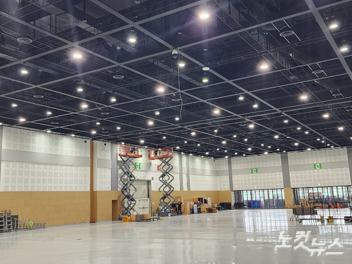 정상회의가 열리는 경주화백컨벤션센터. 리모델링 공사가 한창 진행되고 있다. 문석준 기자