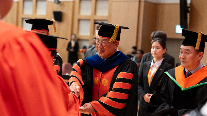동국대 WISE캠퍼스 류완하 총장이 졸업을 축하하고 있다. 동국대 제공