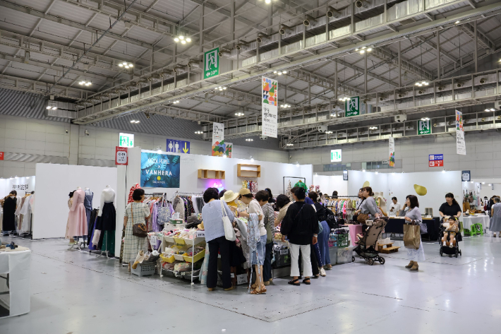 광주광역시 대표 공예박람회인 '빛고을핸드메이드페어'가 22일 김대중컨벤션센터에서 개막했다. 광주시 제공