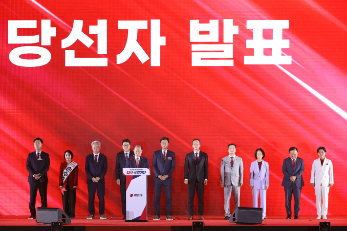 국민의힘 황우여 중앙선거관리위원장이 22일 충북 청주시 흥덕구 청주 오스코에서 열린 국민의힘 제6차 전당대회에서 최고위원 선거 결과를 발표하고 있다. 연합뉴스