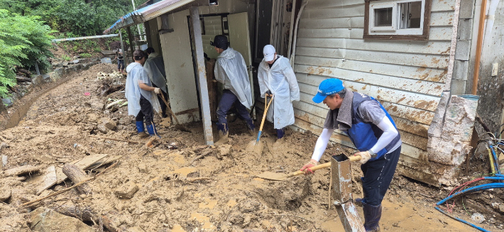 한수원이 극한호우로 큰 피해를 입은 지역에서 다양한 봉사활동을 펼치고 있다. 한수원 제공