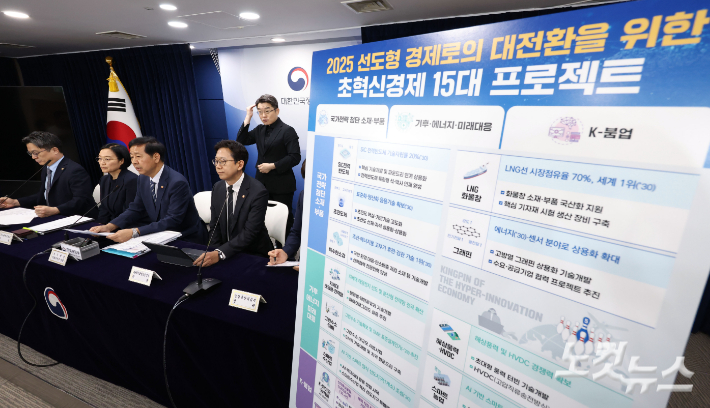 구윤철 경제부총리 겸 기획재정부 장관이 22일 오후 서울 종로구 정부서울청사에서 열린 새정부 경제성장전략 관계부처 합동 브리핑에서 국가 AI 대전환을 위한 15대 선도 프로젝트를 발표하고 있다. 왼쪽부터 문신학 산업통상자원부 1차관, 한성숙 중소벤처기업부 장관, 구윤철 부총리, 배경훈 과학기술정보통신부 장관, 송미령 농림축산식품부 장관. 류영주 기자