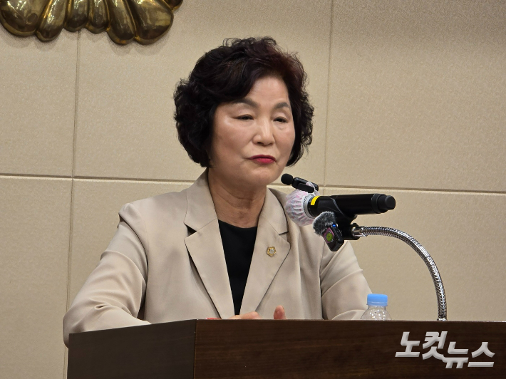 이영란 의원이 기자회견에서 설명하고 있다. 고영호 기자