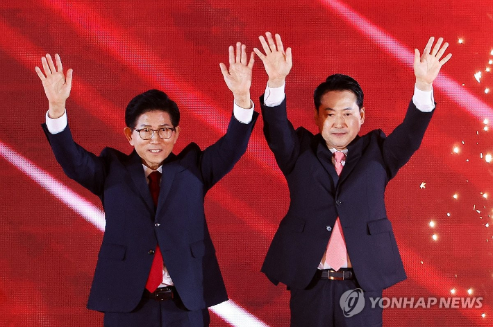 (청주=연합뉴스) 황광모 기자 = 22일 충북 청주시 흥덕구 청주오스코에서 열린 국민의힘 제6차 전당대회에서 결선에 진출한 김문수, 장동혁 당 대표 후보가 손을 흔들고 있다.      이날 국민의힘 당 대표 선거는 4명의 후보가 모두 과반 득표에 실패해 1, 2위를 기록한 김문수, 장동혁 후보가 결선에 진출, 재투표를 실시해 오는 26일 당선인을 발표할 계획이다. 2025.8.22 hkmpooh@yna.co.kr 연합뉴스