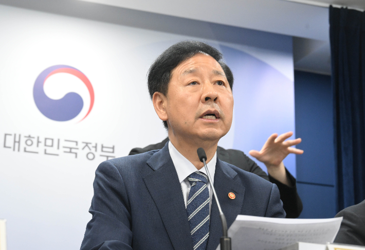 구윤철 부총리 겸 기획재정부 장관이 8월 22일 서울 종로구 정부서울청사에서 열린 새정부 경제성장전략 관계부처 합동브리핑에 참석, 발표문을 낭독하고 있다. 기획재정부 제공