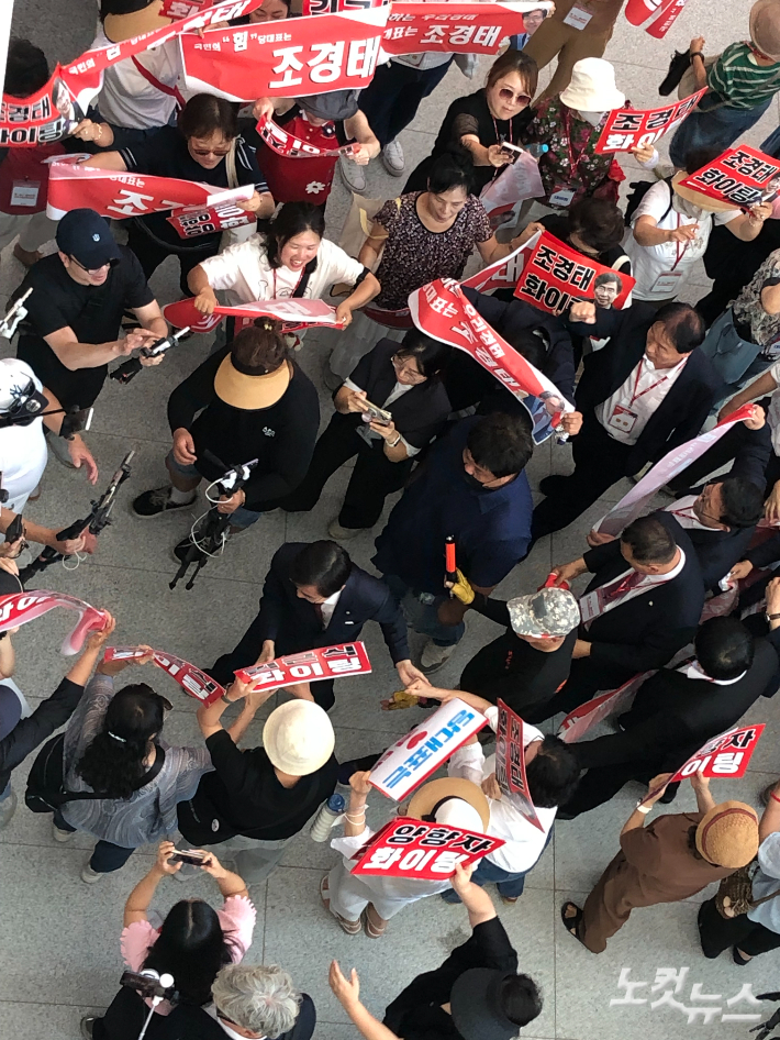 전대가 열린 오스코 입구에서 조경태 당대표 후보를 맞이하는 조 후보 지지자들. 청주=이은지 기자