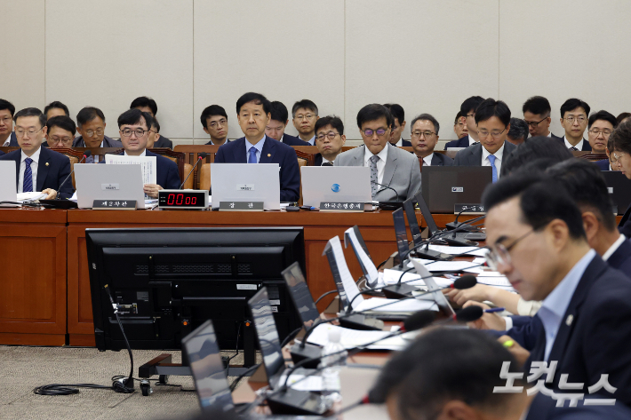 19일 서울 여의도 국회에서 열린 기획재정위원회 전체회의에 구윤철 경제부총리 겸 기획재정부 장관과 이창용 한국은행 총재가 출석하고 있다. 윤창원 기자