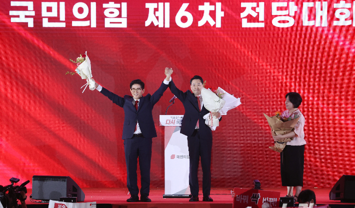 인사하는 김문수·장동혁 후보     (서울=연합뉴스) 황광모 기자 = 22일 충북 청주오스코에서 열린 국민의힘 제6차 전당대회에서 당대표 결선투표에 오른 김문수·장동혁 후보가 당원들에게 인사하고 있다. 2025.8.22 [공동취재]     hkmpooh@yna.co.kr (끝)   <저작권자(c) 연합뉴스, 무단 전재-재배포, AI 학습 및 활용 금지> 연합뉴스