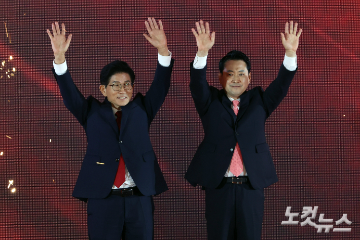 22일 충북 청주 오스코에서 열린 국민의힘 제6차 전당대회에서 결선에 진출한 김문수·장동혁 당대표 후보가 함께 무대에 오르고 있다. 윤창원 기자