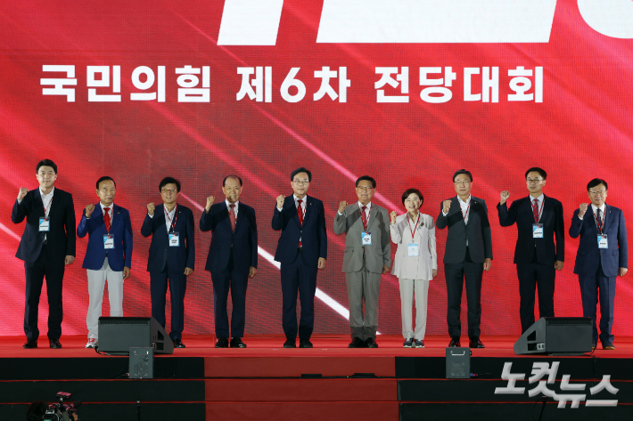 22일 충북 청주 오스코에서 열린 국민의힘 제6차 전당대회에서 송언석 비상대책위원장 겸 원내대표와 황우여 전당대회 선거관리위원장 등 지도부가 기념촬영을 하고 있다. 윤창원 기자