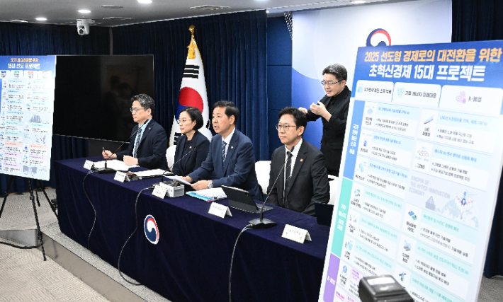 구윤철 경제부총리 겸 기획재정부 장관이 8월 22일 서울 종로구 정부서울청사에서 열린 새정부 경제성장전략 관계부처 합동브리핑에 참석, 발표문을 낭독하고 있다. 기획재정부 제공